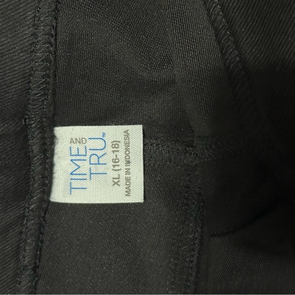 Stylish Black Jegging Capri - Picture 4 of 4